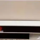 طاولة تلفزيون مع رف علوي