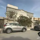 شقة دبلكسية غير مكيفة 4 غرف و صالتين و مجلس