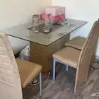 طاولة طعام مع اربع كراسي   دولاب متوسط الحجم