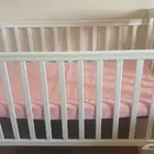 سرير اطفال له جانب متحرك