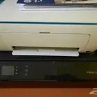 طاولة كمبيوتر و3 طابعات hp وكراسي مكتب