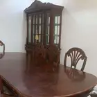 طاولة طعام مع 8 كراسي ودولاب