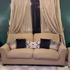 كنب أمريكي هوم سنتر مع طاولة قهوة و طاولتين جانبية
