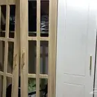 دولاب ملابس كبير بتصميم مميز (ابيض وخشب فاتح)