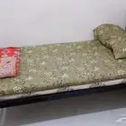 سرير نفر ونصف بالمرتبة والمخدة