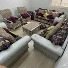طقم كنب 11 شخص و طاولة و طاوله فرنسيه كلها بحاله جيده