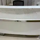 كاونتر استقبال زجاجي ابيض بطاولتين