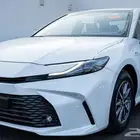 تويوتا كامري ستاندر E هايبرد 2025 ب105.800 شامل الضريبة