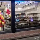 للتقبيل محل حلويات