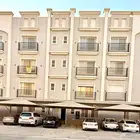 للبيع شقه ارضيه 5 غرف وصاله بالحمرا الخبر