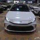 تويوتا كامري ال اي هايبرد 2025 أبيض وتيتانيوم اقل سعر كاش