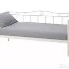 سرير مع مرتبة من ايكيا لون ابيض حديد