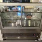 ثلاجة عرض حلويات