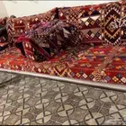 جلسات حوش نظيفه جداا كرسين كبار مع طاولاتها وغطاء الكراسي