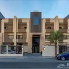 وحده بمدخل سيارة