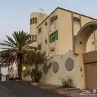عقار تجاري سكني وعلى ثلاث شوارع ودخل ممتاز