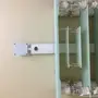 طاولة تلقاز ومعها رفوف