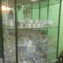 دولاب زجاجي مع طقم شاي وقهوة مذهب