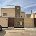 للبيع فيلا راقيه درج داخلي في حي الخزامى