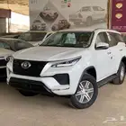 فورتشنر GX2 دبل بنزين 2025 ابيض وفضي سعودي لدى الفريدي