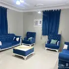كنب نظيف مع طاولة وستاير