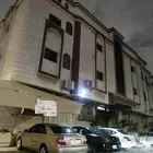 للبيع عمارة سكنيه بحي السلامه على شارعين