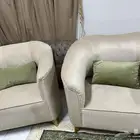 كنبتين مفرد للبيع غير مستخدم ومعها كنبه ثلاثيه كبيره