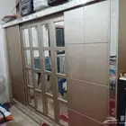 غرفة نوم سرير ودولاب ومرتبه او طراحة .2 2
