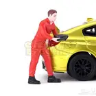 مجسم 1 18 لميكانيكي يعبئ سيارة بالوقود
