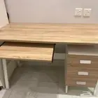 مكتب خشبي وطاولة كمبيوتر