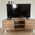 شاشة تلفاز نوع ( FREGO) مع طاولته وبرسفيره للبيع