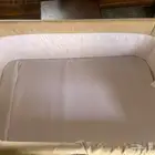 سرير اطفال نظيف بحالة ممتازة معه غطاءة