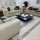 طقم كنب مع طاولة وسط كبيرة