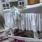 سرير حديث الولادة  - طاولة طعام مع 4 كراسي نظيف وجديد.