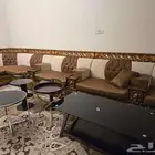 مجلس كامل للبيع _ كنب و سجاد و طاولة و 2 ثرية