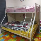 سرير معدن من هوم بوكس مع مراتب بحاله ممتازه 2000