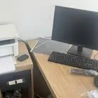 جهاز كمبيوتر مع طابعه