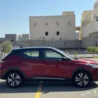 نيسان كيكس 2023 نص فل لون احمر سقف اسود