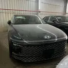 هيونداي ازيرا كاليجرافي اسود 2025 لدى احدث السيارات