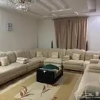 مجلس مع طاولة وسجادة