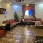 مجلس مع طاولة وستاير