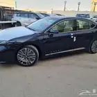 تويوتا كامري LE هايبرد 2025 سعودي ابيض و اسود و رمادي - عرض