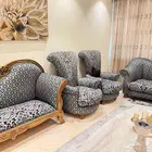 طقمين كنب مكون من 8 قطع مع الستاره والطاوله الوسطيه