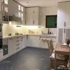 مطبخ فخم ونظيف جدا تخزين واسع وتصميم مرتب