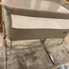 سرير رضع جديد مع عربيه اطفال مع كرسيها