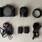 للبيع  كاميرا Sony A7III مع عدسة وملحقات.