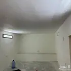 يوجد غرفة للإيجار الشهري