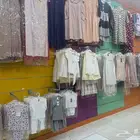 عدد 2 محل للتقبيل او بيع البضاعة بالكامل