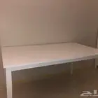 طاولة طعام بيضاء بدون كراسي