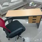 طاولة مكتب (دراسه) مع كرسي متحرك.نظيف